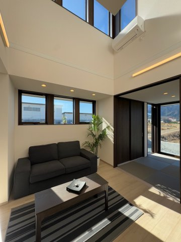 葛城市北花内　新築(全3区画）A号地 モデルハウスの居間・リビング|吹抜で光がたくさん入り明るいリビング!(^^)!