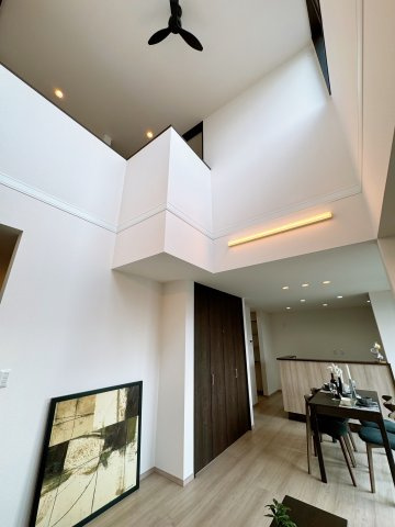 葛城市北花内　新築(全3区画）A号地 モデルハウスの居間・リビング|吹抜で光がたくさん入り明るいリビング!(^^)!