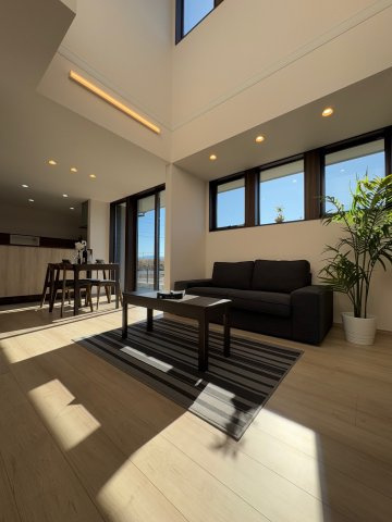 【居間・リビング】 | 葛城市北花内　新築(全3区画）A号地 モデルハウス | 吹抜で光がたくさん入り明るいリビング!(^^)!