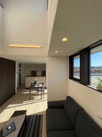 葛城市北花内　新築(全3区画）A号地 モデルハウスの居間・リビング|シックな色合いでお洒落です(^^)/