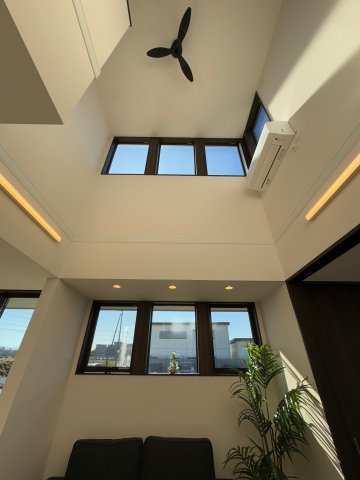 葛城市北花内　新築(全3区画）A号地 モデルハウスの居間・リビング|吹抜で解放感がありお洒落なリビング(^^♪