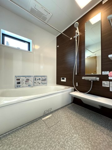 葛城市北花内　新築(全3区画）A号地 モデルハウスの浴室|滑りにくい、冷たくない、お掃除しやすい、『ほっカラリ床』のお風呂♪