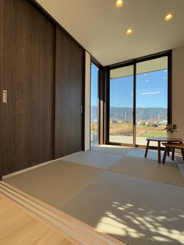 【和室】 | 葛城市北花内　新築(全3区画）A号地 モデルハウス | 山並みを見ながら和室で寛いでいただけます!(^^)!