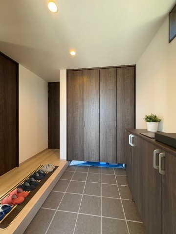 葛城市北花内　新築(全3区画）A号地 モデルハウスの玄関|広々シューズクロークがあり玄関収納豊富♪