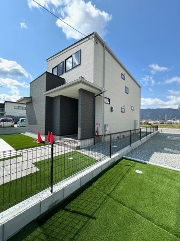 葛城市北花内　新築(全3区画）A号地 モデルハウスの外観|◆モデルハウスA号地♪　人工芝で美しい緑いっぱいの景観に癒されます!(^^)!