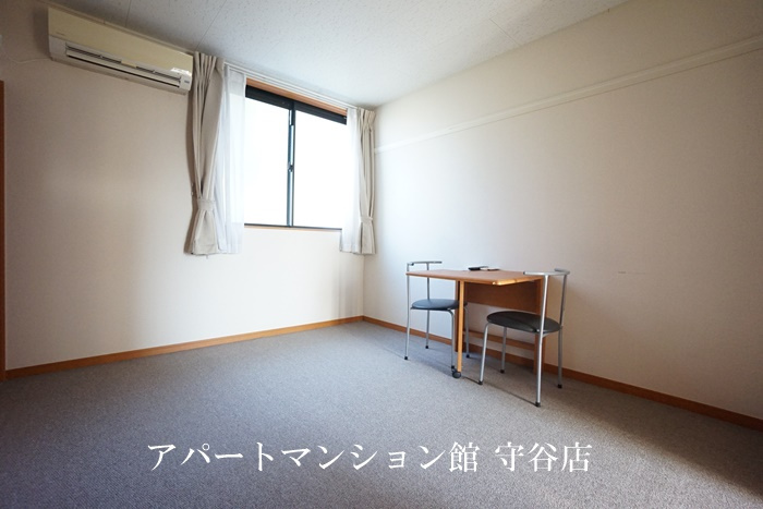 レオパレスYKOキャンプツクバの居間・リビング