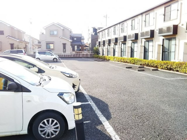 レオパレスコスモスの駐車場