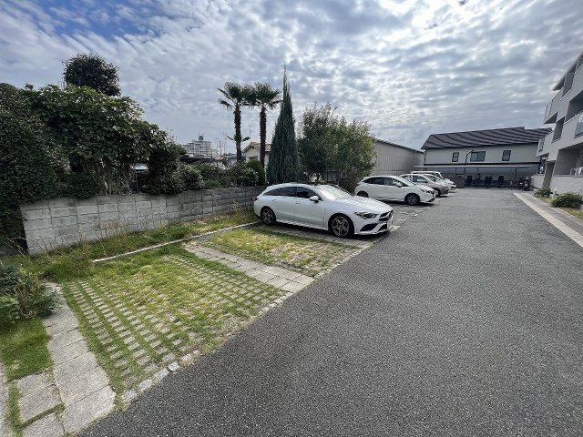 シャンテ春日の駐車場