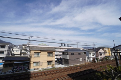 【展望】 | 【上質リノベ】コープ野村五日市グリーンスクエア隅の浜 | 【四季を感じる】
四季の移ろい・爽やかな青空や風を感じられ
自然を愉しめるパノラマビュー。
毎日の暮らしに余裕を感じさせてくれる、
遮る物の無い開放的な眺望を是非、ご堪能ください。