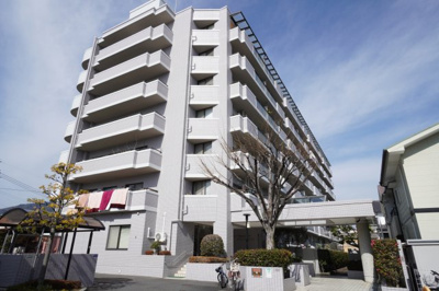 【外観】 | 【上質リノベ】コープ野村五日市グリーンスクエア隅の浜 | 【耐震性】
耐震性の高さを判断するポイントは、
建築確認申請日が1981年6月1日以降の
新耐震基準に適合しているかどうか。
震度６程度の大地震でも
建物が崩壊しないレベルが基準になりました。