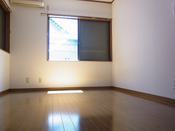 ハイツ中山手の洋室