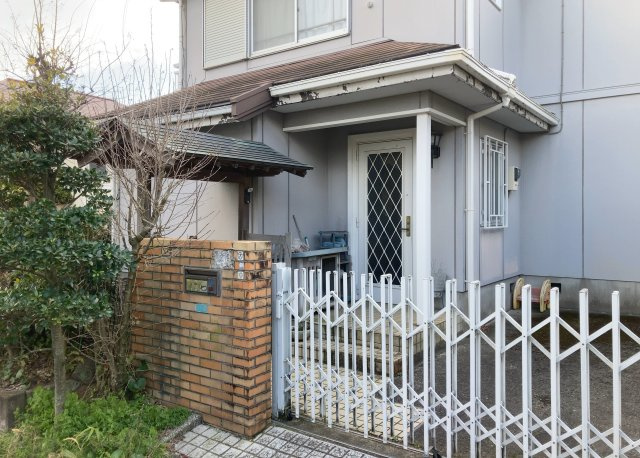 【玄関】 | 玄関は家の顔でもあり、家族以外の目にも止まる場所です。玄関は外との間を仕切る扉、靴などをしまっておく収納スペース、靴脱ぎのたたきスペース、来客とのやり取りをするドアホンなど複数のアイテムからなります。