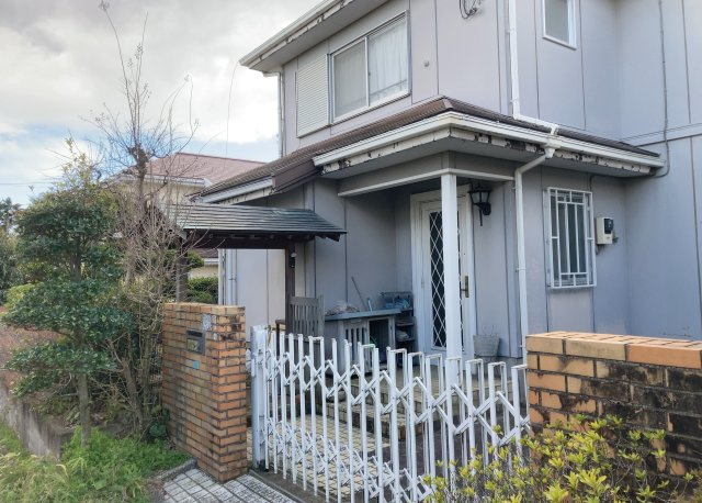 【構造・工法・仕様】 | 木造住宅とは土台、壁、柱など建築物の強度を支える構造体の材に木が使用されている構造を指します。構造体は建物の自重を支えるだけではなく風圧や水圧、積裁荷重などあらゆる衝撃に耐えるための基礎です。