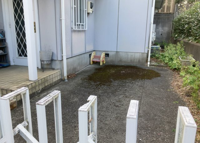 【構造・工法・仕様】 | 建物の基礎工事の方法は、主流となっているベタ基礎（防湿基礎）と布基礎の２種類に分類され、床下の通気性や耐久性などに違いがあります。建物の基礎部分の構造や付帯設備など詳細については現地でご確認ください。