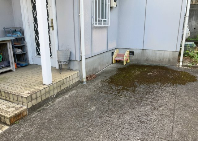 【冷暖房・空調設備】 | 床下換気口は、床下に湿気がこもることを防ぎ、効果的に換気を行うために設置されています。床下換気口が設置されていない建物は、基礎パッキング工法などにより換気を行なっています。詳細は現地でご確認ください。