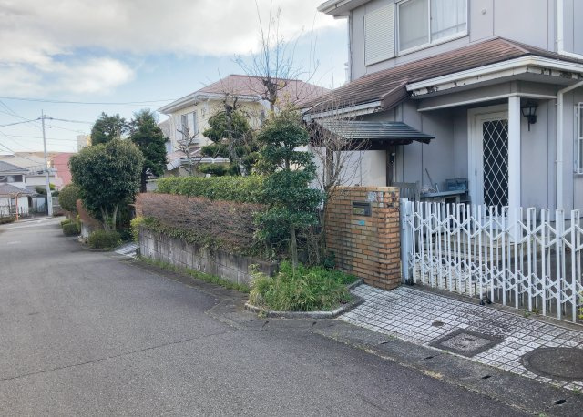 【外観】 | 隣家の土地はどうなっているのか、生活利便施設が近くにあるのか、学校まで近いかなど、お客様のライフスタイルにあわせたイメージが重要です。また、近くにあると困る施設が近くにないかも確認するといいでしょう。