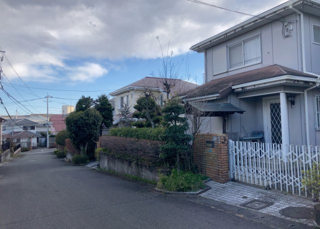 【前面道路含む現地写真】 | 東側道路の場合は居室を南向きに設計しやすいため、朝日が入りやすいというメリットがあります。一方、西側道路も東側同様に居室を南向きに設計しやすいのですが、住宅地だと朝日が入りにくいという弱点があります。