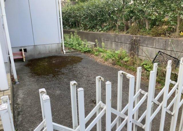 【駐車場】 | 車一台あたりに必要なスペースは、標準サイズの普通自動車で横幅2m50cm、長さ5mは必要になります。ただし、乗降のことも考慮して横幅3m30cm、長さ5m50cmほどは確保できるところを選びましょう。
