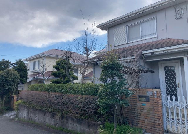 【庭】 | 庭のある家に住むことのメリットとして、子どもたちの遊び場を確保できること、ガーデニングや家庭菜園を楽しめること、明るさを確保できることがあります。また、配置を工夫することでプライバシーが確保できます。