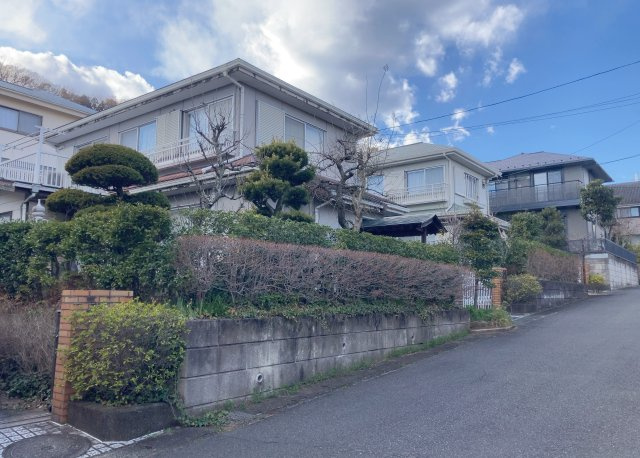 【前面道路含む現地写真】 | 住宅用の土地では前面道路に2m以上接していなければならないと法律で定められています。しかし、お持ちの車のサイズやライフスタイルなどにより、2mでは利便が悪い場合もございますので、事前に確認しましょう。