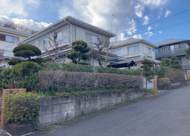 【前面道路含む現地写真】 | 道幅が広い場所は日当たりや風通が良好です。幅が広いのですれ違いも可能ですし大きな車でも駐車可能！一方で、大型車が通ることも多くなるため交通量の増加により騒音に繋がります。また土地の値段が高くなります。