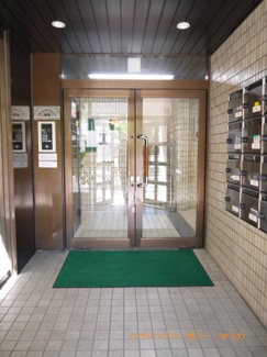 【その他共用部分】 | 扉は開放タイプではないので、自動的に閉まります。