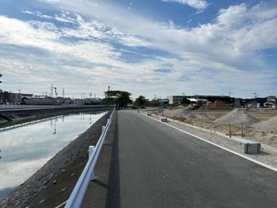 【外観】 | サンアベニュー手鎌 | 分譲地東側には約6mの道路の先には河川があり、開放感が広がります。お子様を育てる住環境として相応しい環境です。
