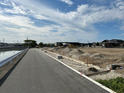 【外観】 | サンアベニュー手鎌 | 分譲地東側には約6mの道路の先には河川があり、開放感が広がります。お子様を育てる住環境として相応しい環境です。