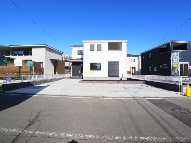 新築　高崎市中泉町第4　Livele Garden.S　1号棟の駐車場|現地写真　 駐車スペース広々！建物南側に並列で３台置けます♪					
