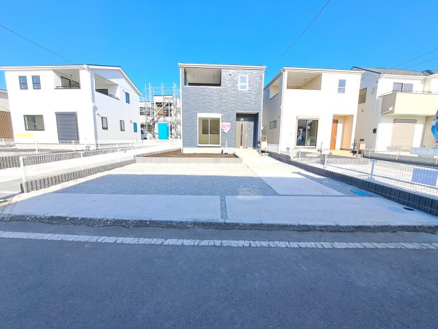 新築　高崎市中泉町第4　Livele Garden.S　3号棟の駐車場|現地写真　 駐車スペース広々！建物南側に並列で３台置けます♪					
