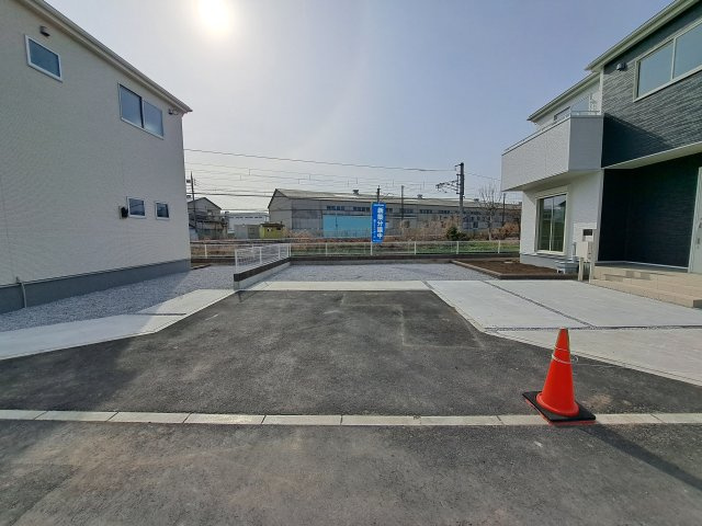 新築　前橋市総社町第6　Livele Garden.S　1号棟の駐車場|現地写真　駐車スペースは並列駐車3台+1台分可能です！					
