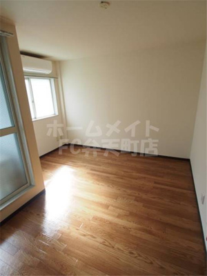 【居間・リビング】 | メゾンポルタ | こちらのリビングで趣味の時間をお楽しみください