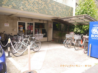 【その他共用部分】 | 敷地内に、便利な屋根付き駐輪場有り。