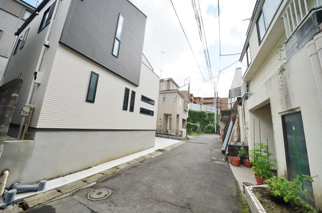 【横浜市旭区鶴ヶ峰１丁目96-11新築戸建て】★仲介手数料無料★（本宿小学校・本宿中学校）の前面道路含む現地写真