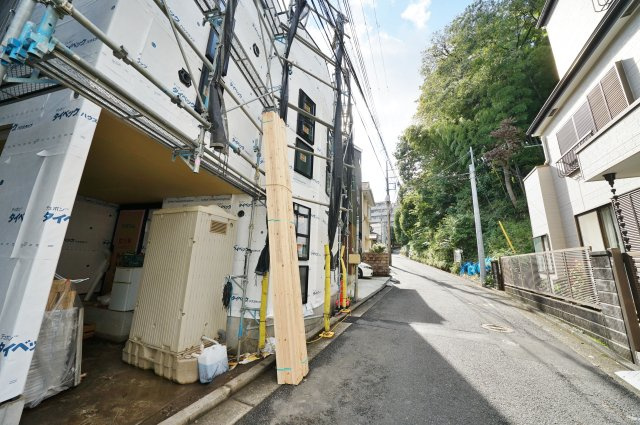 【横浜市保土ケ谷区桜ヶ丘２丁目17-19新築戸建て】★仲介手数料無料★（桜台小学校・岩崎中学校）の前面道路含む現地写真