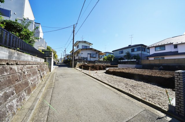 【横浜市旭区白根６丁目42-5全２棟新築戸建て１号棟】★仲介手数料無料★（不動丸小学校・鶴ヶ峰中学校）の前面道路含む現地写真
