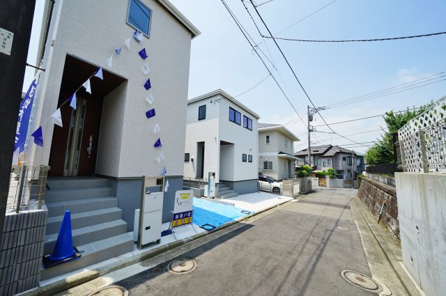 【横浜市旭区白根６丁目42-5全２棟新築戸建て２号棟】★仲介手数料無料★（不動丸小学校・鶴ヶ峰中学校）の前面道路含む現地写真