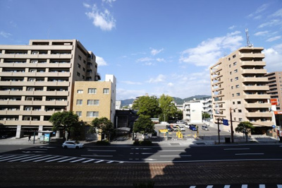 【展望】 | 【上質リノベ】十日市パークホームズ | 【四季を感じる】
四季の移ろい・爽やかな青空や風を感じられ
自然を愉しめるパノラマビュー。
毎日の暮らしに余裕を感じさせてくれる、
遮る物の無い開放的な眺望を是非、ご堪能ください。