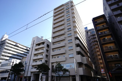 【外観】 | 【上質リノベ】十日市パークホームズ | 【耐震性】
耐震性の高さを判断するポイントは、
建築確認申請日が1981年6月1日以降の
新耐震基準に適合しているかどうか。
震度６程度の大地震でも
建物が崩壊しないレベルが基準になりました。