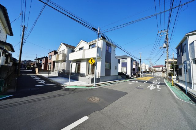【横浜市瀬谷区南瀬谷１丁目12-3全２棟新築戸建て２号棟】★仲介手数料無料★（南瀬谷小学校・南瀬谷中学校）の前面道路含む現地写真