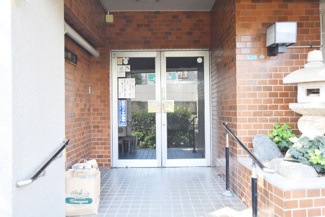 【エントランス】 | マンションの正面エントランス。出入りする人間を癒してくれるマンション入り口であり、その建物の「顔」でもあります。～即日のご見学可能～　お問合せはお気軽にどうぞ。