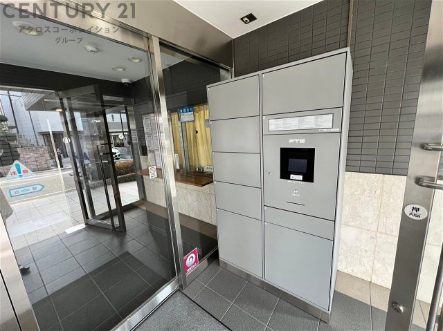 宅配ボックスは荷物の受け取りや配達が便利で安全です。不在時でも荷物が確保され、盗難や損傷のリスクが減少。受け取り時間の柔軟性が向上。外出先からでも荷物の受け取りや預けが可能となります。
