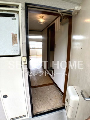 【玄関】 | メゾン西大平Ⅱ | 収納もある玄関です