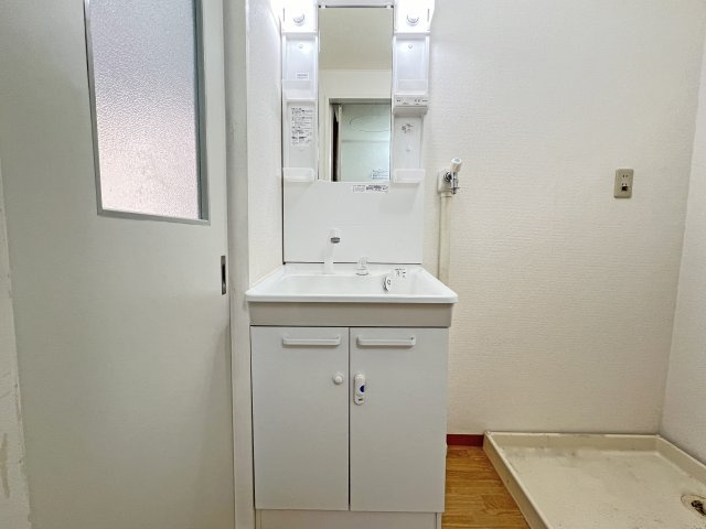 パインニードルの独立洗面台