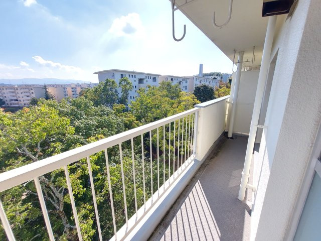 公団狭山住宅11号棟のバルコニー