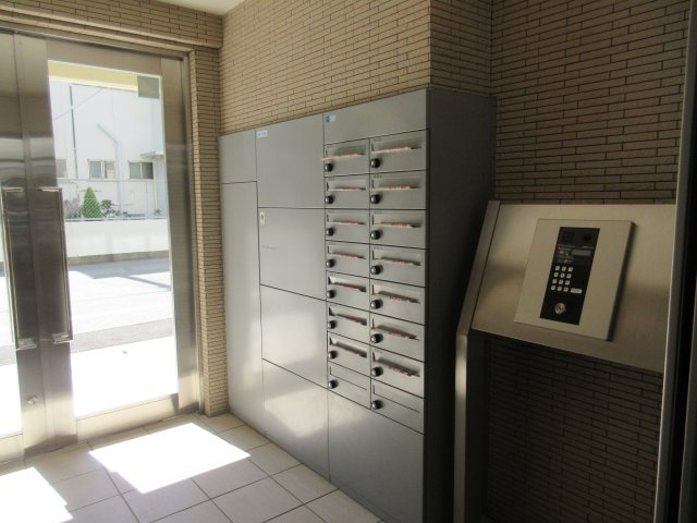 グリシーヌ桜町のエントランス