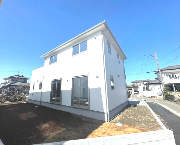 上里町七本木75期（全2棟）2号棟の外観|隣地との距離も保ちながらも綺麗な街並みに溶け込みました！
駐車スペースやお庭も十分に確保しています！