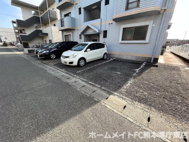熊本市中央区萩原町の賃貸マンションの駐車場