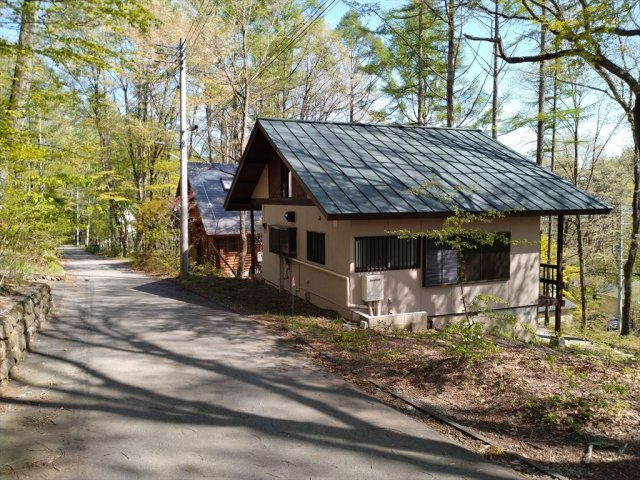 標高1100m以上の自然豊かな八ヶ岳山麓大泉別荘２DK（リフォーム）の前面道路含む現地写真