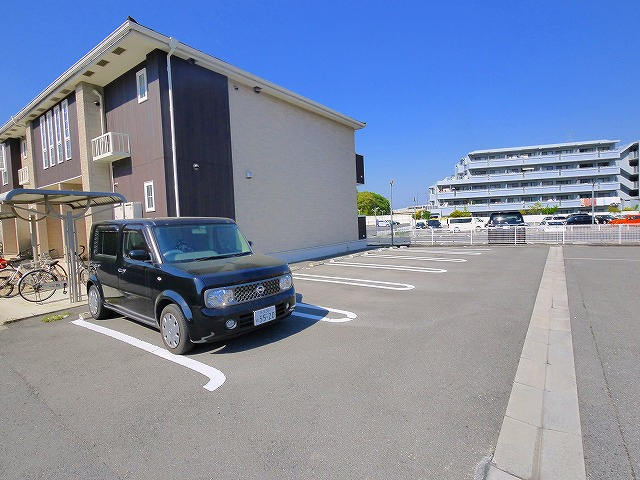 フォルシュの駐車場|車をお持ちの方に嬉しい駐車場付きの物件です